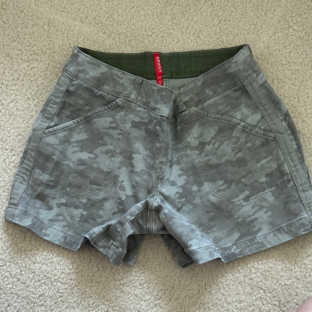 SPANX Camo Print Pull On Shorts - Gray
